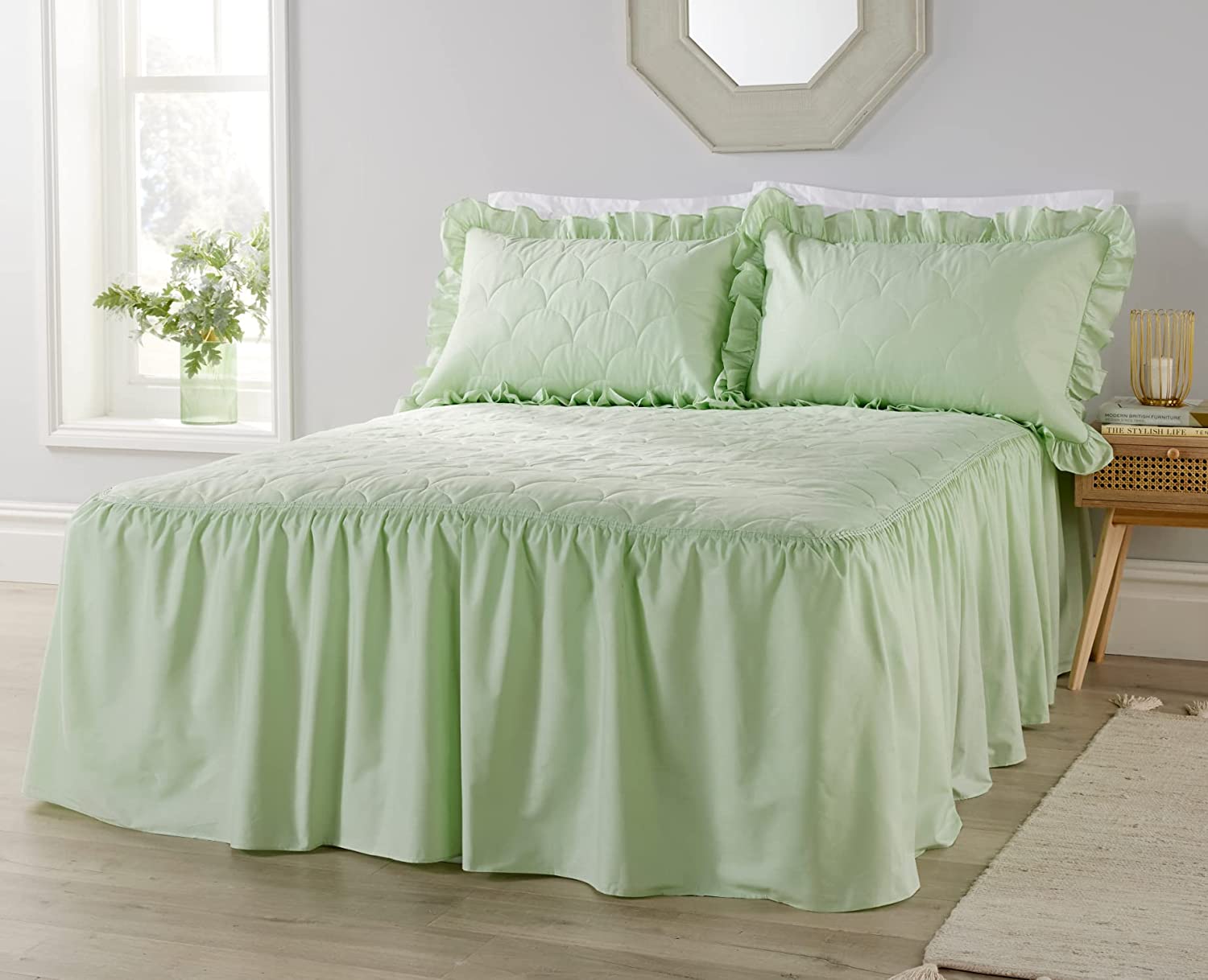 Přehoz s volánem na postel 135 x 200 cm a povlaky na polštáře - zelený